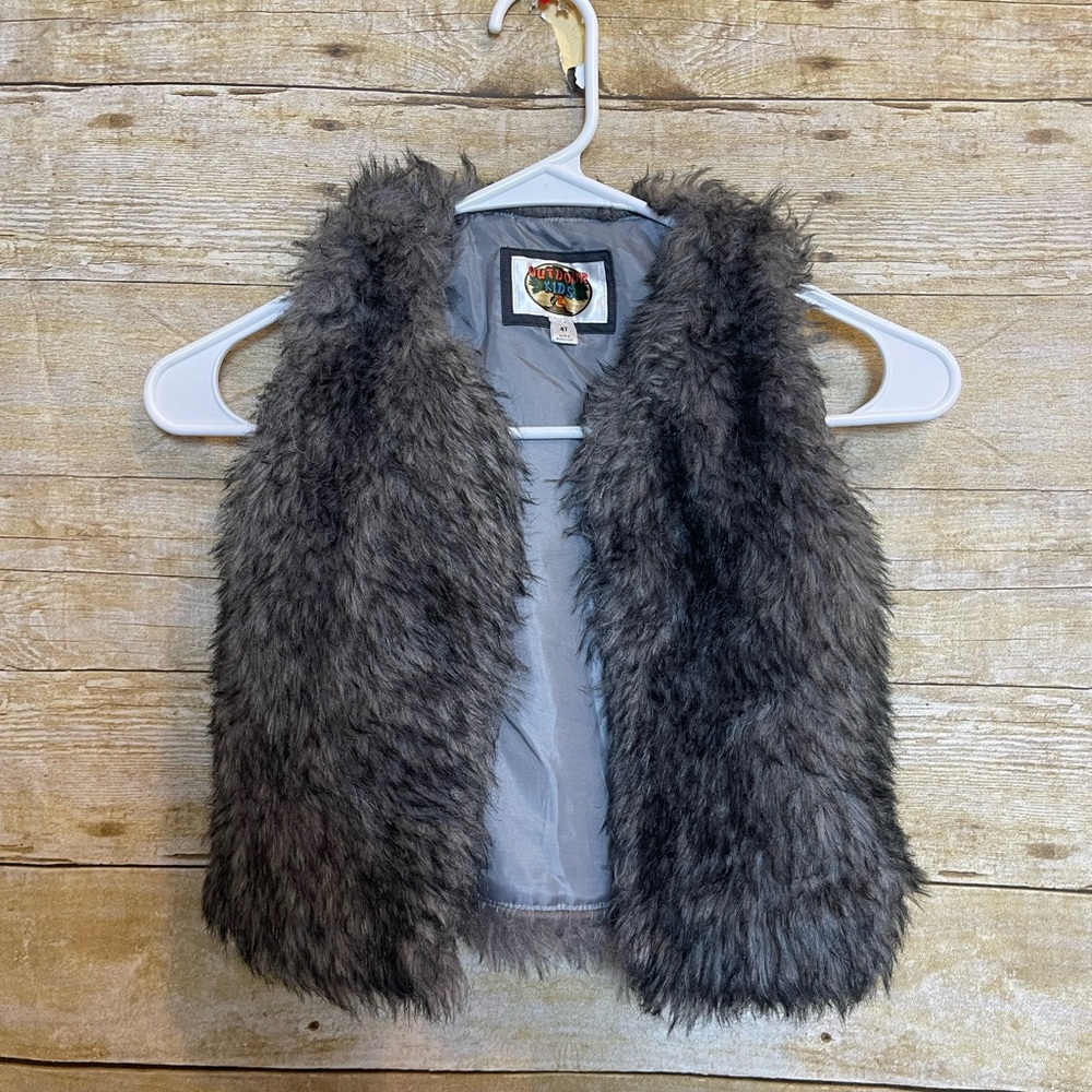 Girls bass pro shops furry vest 🛍